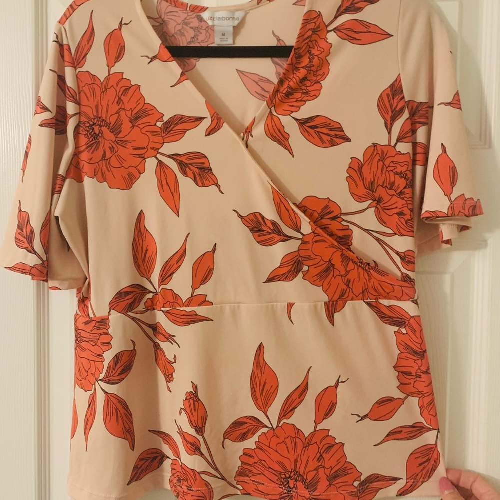 Liz Claiborne size medium.  Flowy sleeves.  Fits like a large.